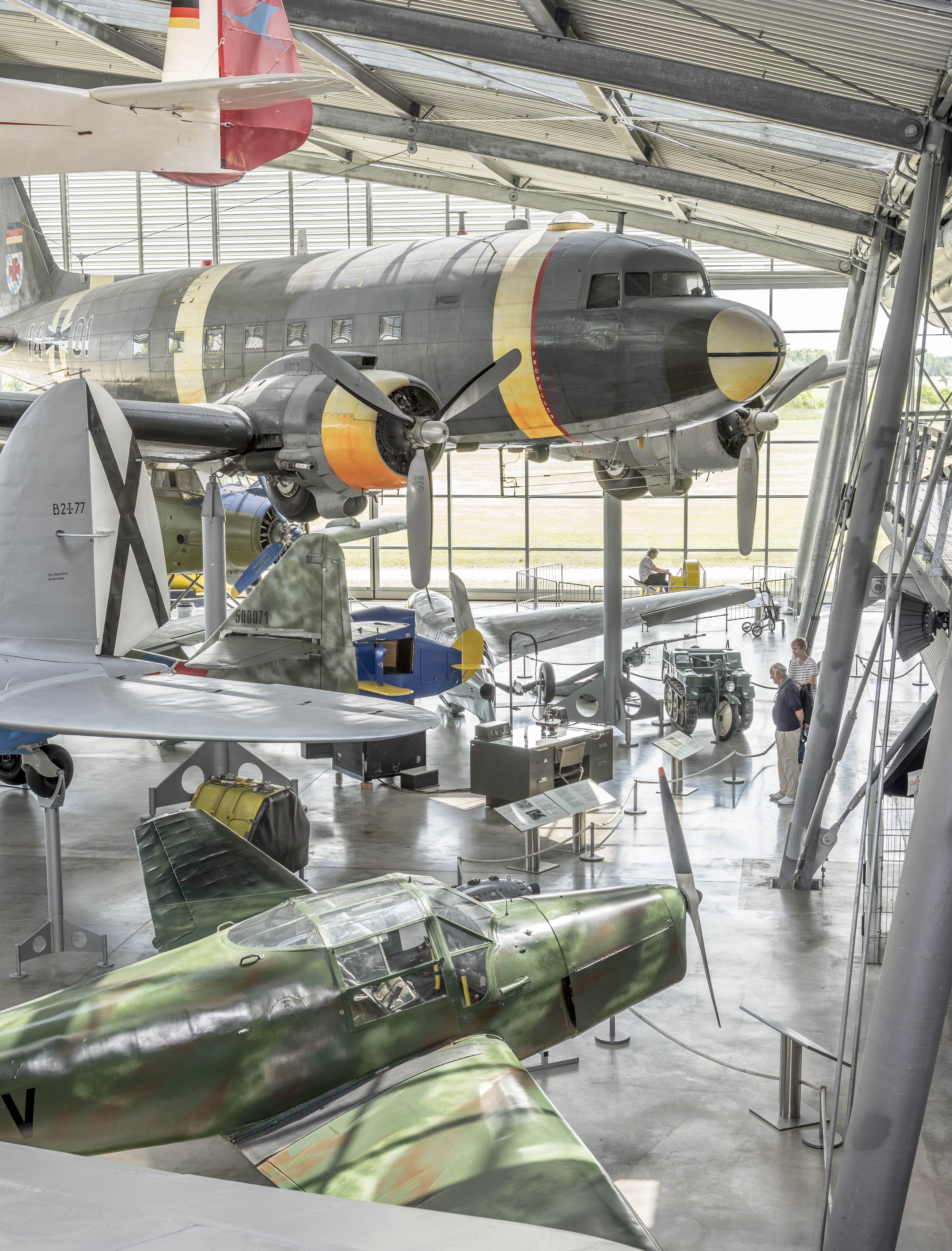 Flugwerft_Ausstellungshalle_Flugzeuge1
